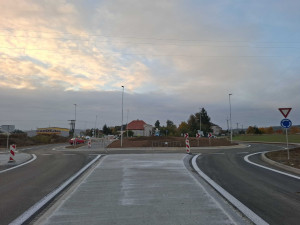 Po třech letech končí opravy silnice I/19 v Nezvěsticích. Pracovalo se tam na průtahu