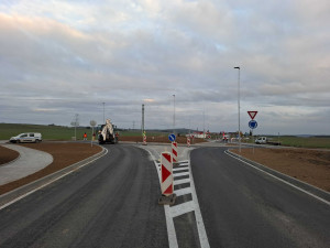 Po třech letech končí opravy silnice I/19 v Nezvěsticích. Pracovalo se tam na průtahu