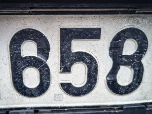 Řidič si upravil značku černou lepicí páskou. Pak toho na něj prasklo mnohem víc