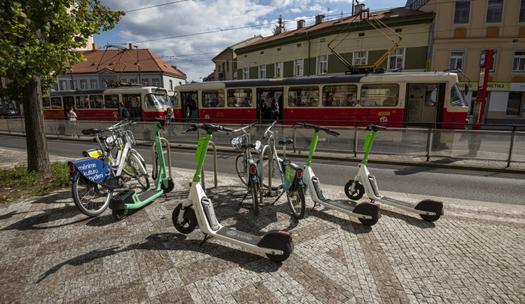 Vedení Prahy zakázalo sdílené koloběžky. Bolt je chce stáhnout, Lime se zaměří na kola