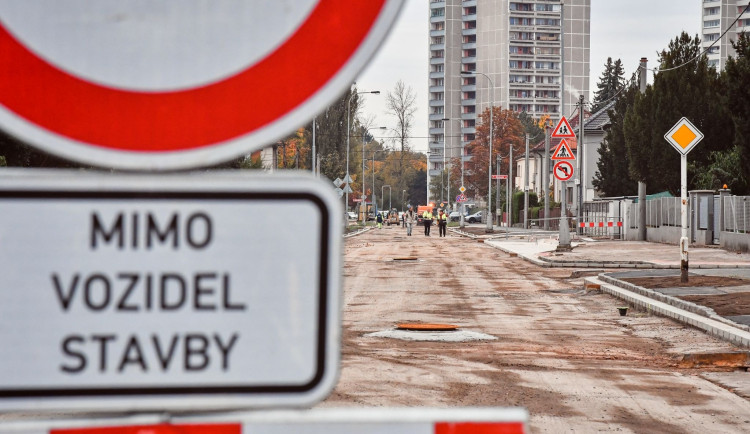 Veverkova ulice v Hradci Králové se chystá na nový asfalt. Opravy míří do finále