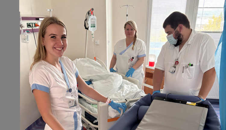 Jihlavská interna má nová sprchovací lůžka. Pomohou imobilním pacientům