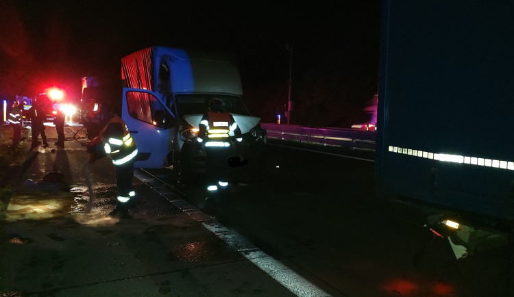 Dodávka narazila do kamionu na dálnici D2, řidič nehodu nepřežil
