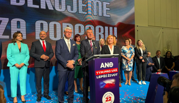 ANO, SPD a Motoristé chtějí penzijní věk 65 let, názor na dávky a výdaje se liší