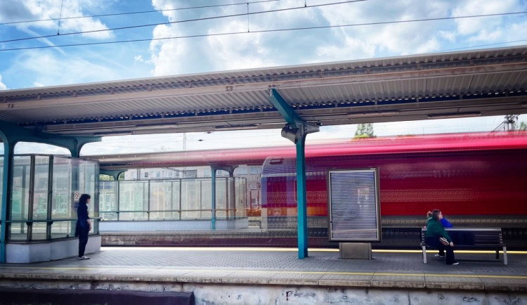 Nedělní změna času na hodinu zastaví deset nočních vlaků ČD