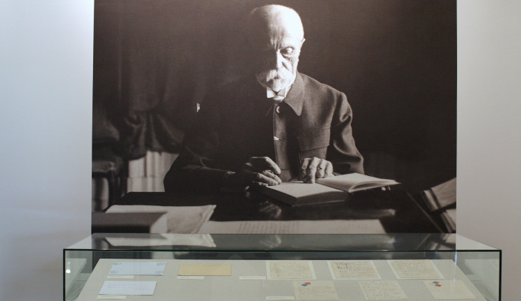 Národní archiv v Praze vystavuje tajemnou obálku s Masarykovým vzkazem