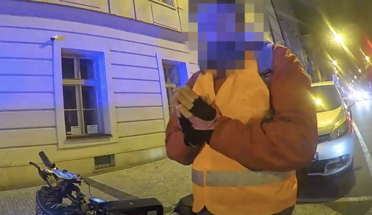 Jízda ve dvou i po chodníku. Koloběžkáři a cyklisté si opět vysloužili pokuty