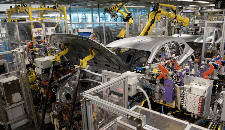 V automobilce se bude příští týden pracovat jen ve středu, klesl zájem o auta