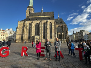Britský velvyslanec Matt Field si v Česku oblíbil slavného Spejbla s Hurvínkem