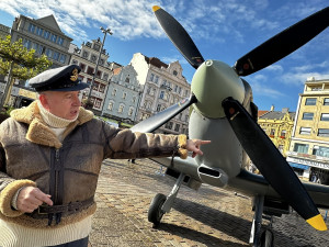 Britský velvyslanec Matt Field si v Česku oblíbil slavného Spejbla s Hurvínkem