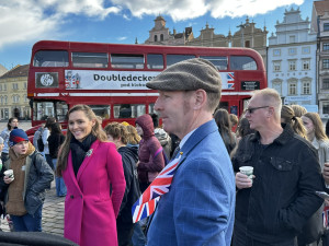 Britský velvyslanec Matt Field si v Česku oblíbil slavného Spejbla s Hurvínkem