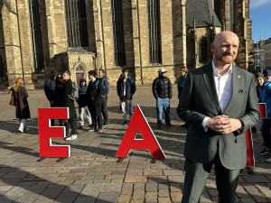 Britský velvyslanec Matt Field si v Česku oblíbil slavného Spejbla s Hurvínkem