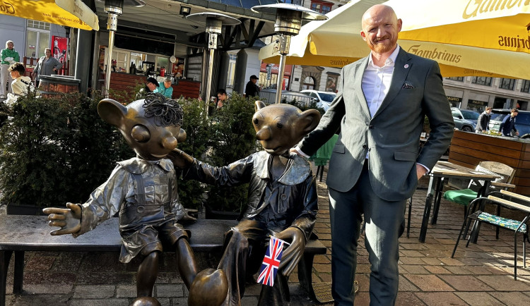 Britský velvyslanec Matt Field si v Česku oblíbil slavného Spejbla s Hurvínkem