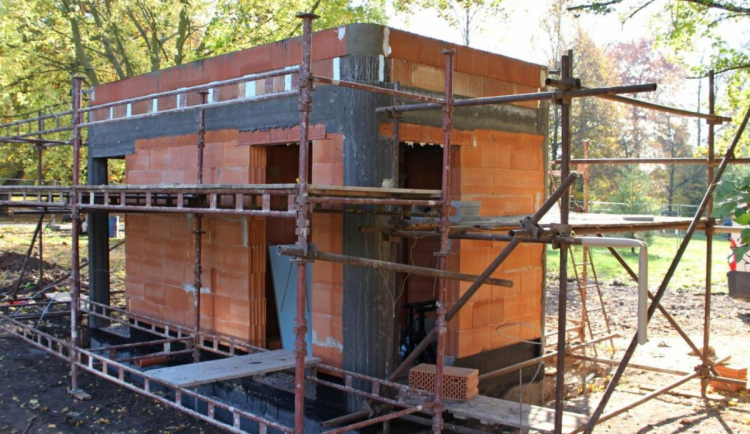 Dvůr Králové pokračuje v obnově parku. První etapa jde podle plánu