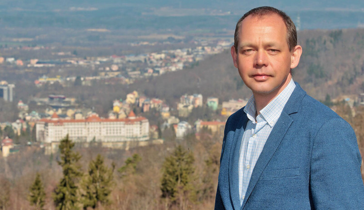 Ministr Kulhánek podal stížnost kvůli nižšímu počtu poslanců za Karlovarský kraj