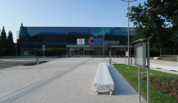 Kontejnery u hradeckého zimního stadionu zmizí pod zem