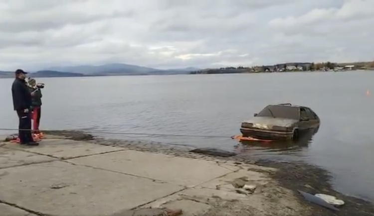 Z Lipna vytáhli auto s lidskými ostatky. Mohlo by jít o Rakušany pohřešované deset let