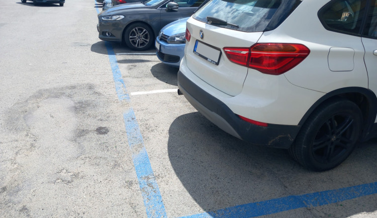 Karlovy Vary vydraží v listopadu parkování v lázeňské zóně, čekají vyšší příjmy