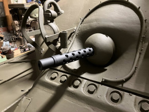 Podívejte se, jak vypadala renovace tanku, který se vznesl nad střechy domů