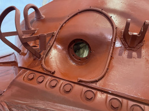 Podívejte se, jak vypadala renovace tanku, který se vznesl nad střechy domů