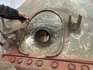 Podívejte se, jak vypadala renovace tanku, který se vznesl nad střechy domů