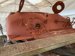 Podívejte se, jak vypadala renovace tanku, který se vznesl nad střechy domů