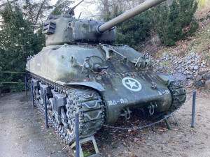 Podívejte se, jak vypadala renovace tanku, který se vznesl nad střechy domů