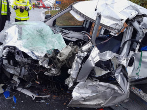 Při drtivém střetu s kamionem se těžce zranil řidič osobního automobilu