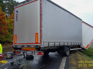 Při drtivém střetu s kamionem se těžce zranil řidič osobního automobilu