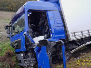 Při drtivém střetu s kamionem se těžce zranil řidič osobního automobilu