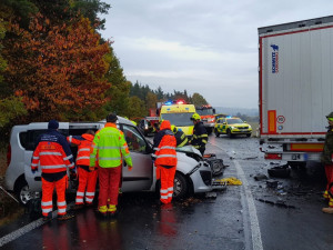 Při drtivém střetu s kamionem se těžce zranil řidič osobního automobilu