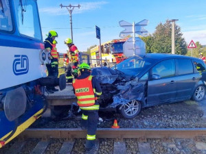 Řidič osobního automobilu zahynul na železničním přejezdu při srážce s vlakem