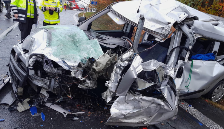 Při drtivém střetu s kamionem na mokré silnici se těžce zranil řidič osobního auta