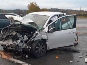 Tři zranění po hrozivém střetu náklaďáku a dvou osobáků