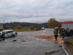 Tři zranění po hrozivém střetu náklaďáku a dvou osobáků