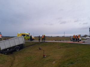 Tři zranění po hrozivém střetu náklaďáku a dvou osobáků