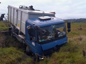 Tři zranění po hrozivém střetu náklaďáku a dvou osobáků
