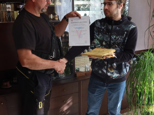 Oficiální a schválenou vlajku získala darem slavná záchranná stanice živočichů