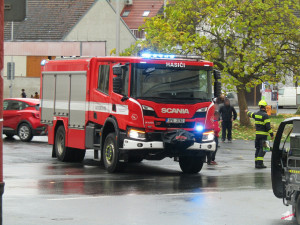 Řidič v audi srazil seniorku, která přecházela silnici. Letěl pro ni vrtulník