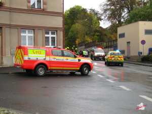 Řidič v audi srazil seniorku, která přecházela silnici. Letěl pro ni vrtulník