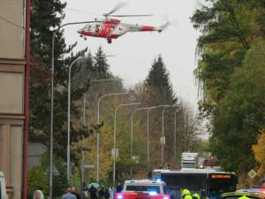 Řidič v audi srazil seniorku, která přecházela silnici. Letěl pro ni vrtulník