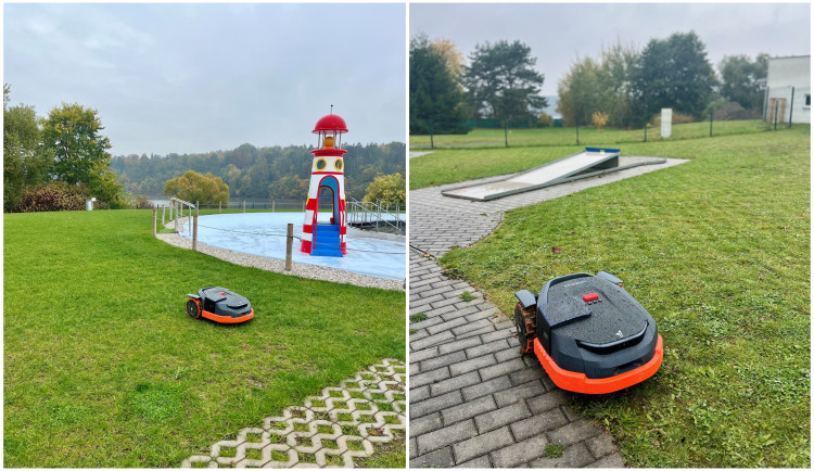 Areál Škodaland brázdí šest robotických sekaček, rozhlehlé plochy sekají v noci