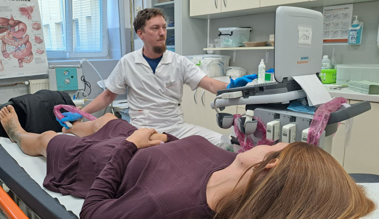Do týmu chirurgického oddělení se Stodské nemocnici podařilo získat Jakuba Tolara, zkušeného lékaře s dlouholetou praxí v Německu.