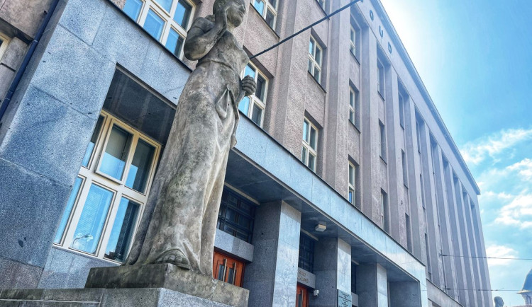 Mladík dostal za dvojnásobnou vraždu prodavaček v Hradci devět let vězení