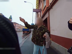 VIDEO: Zmatený muž ztratil auto i s manželkou a se psem