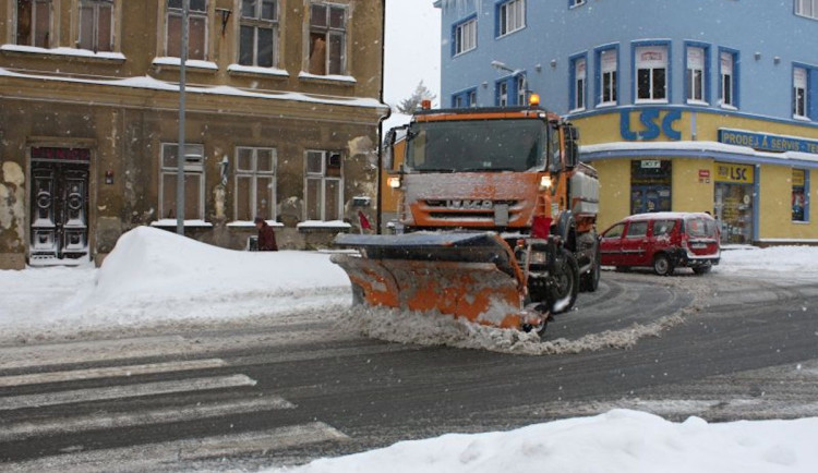 Při zimní údržbě Jablonec víc zapojí městskou policii. Má zlepšit průjezdnost