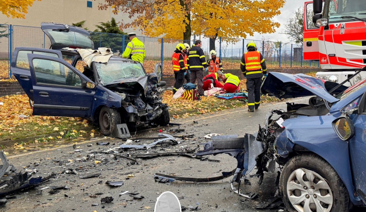 FOTO: Tři zranění při vážné nehodě na Bruntálsku. Na místo letěl i vrtulník