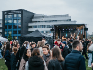 Rozsvítíme Karlovku. Lékařská fakulta oslaví osmdesát let velkolepou světelnou show