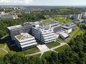 Rozsvítíme Karlovku. Lékařská fakulta oslaví osmdesát let velkolepou světelnou show