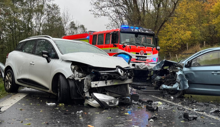 Po nehodě tří aut u Stráže nad Ohří skončili v nemocnicích dva zranění lidé